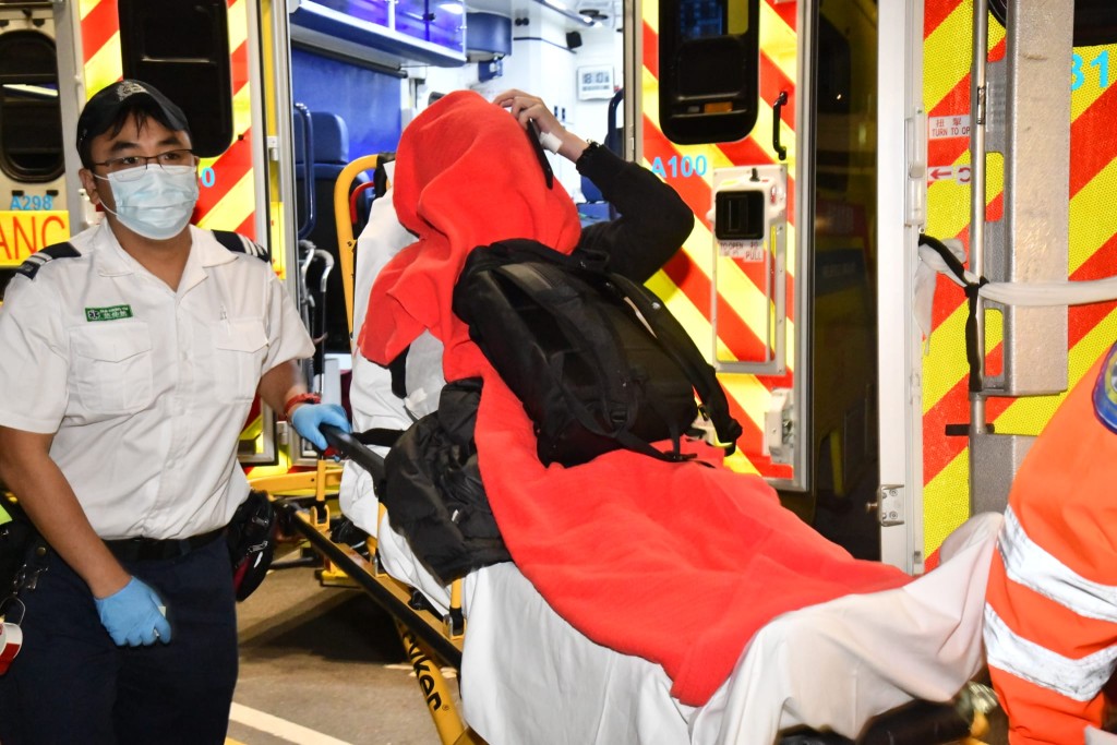 救护员到场将2名伤者送院治理。