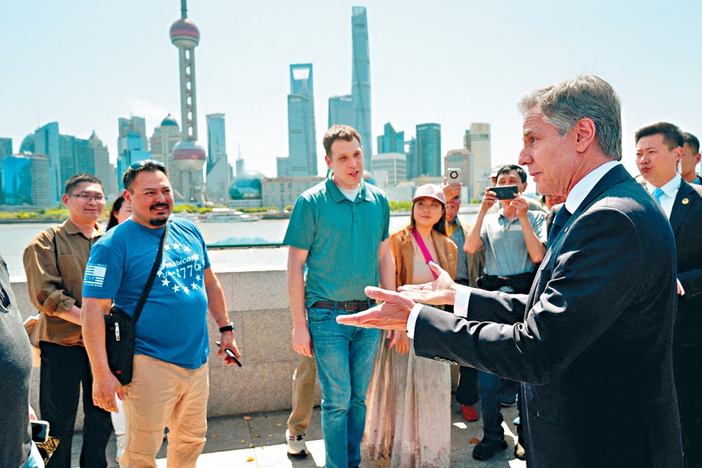 布林肯在上海外滩散步时，与美国游客交谈。