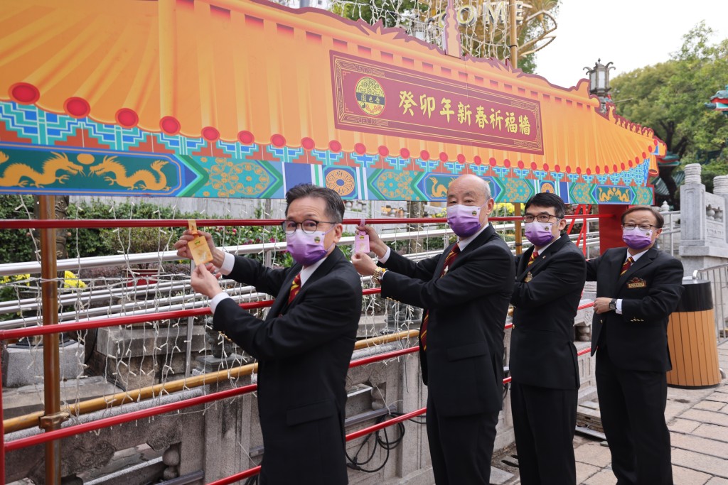 香港嗇色園於1月21日晚（農曆除夕）復辦「頭炷香」活動，並於新春期間舉辦一系列活動同慶兔年。圖為黃大仙祠內的祈福牆。（圖：中新社）