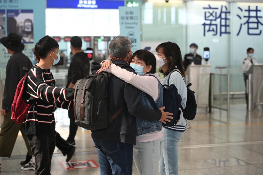 被問及今次「移民潮」對香港帶來的影響，約一成受訪市民認為正面，58.2%認為負面。資料圖片