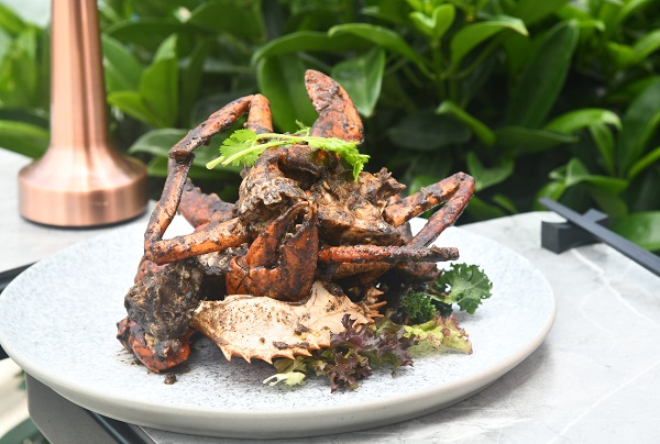 砂勞越黑胡椒焗蟹 $498
來自越南的肉蟹啖啖肉夠結實，與秘製黑胡椒醬快炒，吃起來鮮香可口。