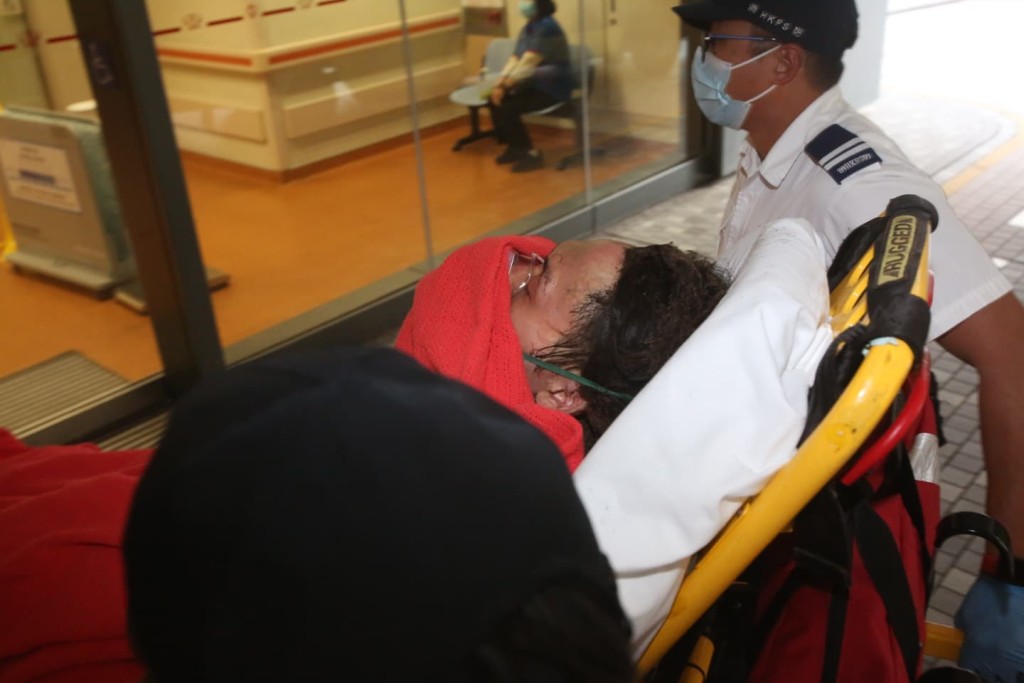 一男一女嚴重燒傷，昏迷送院搶救。