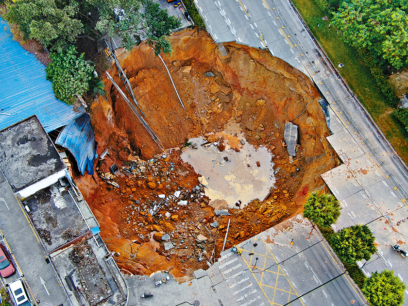 深圳鐵路施工現場地面塌陷，出現巨坑。