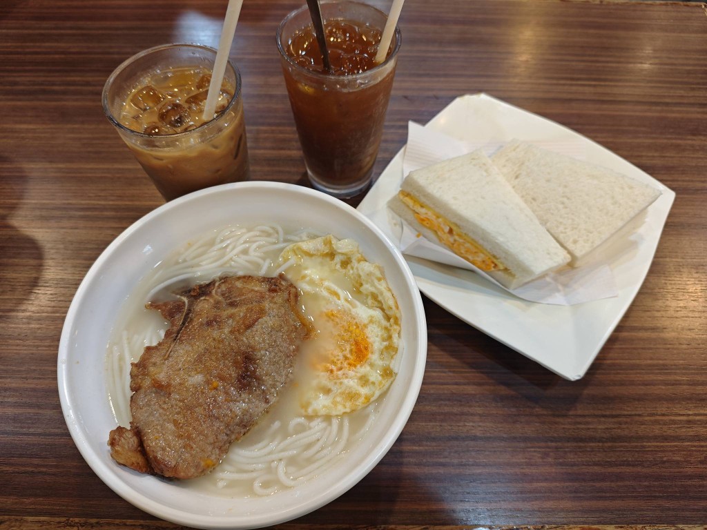 有網民在社交平台分享，於荃灣一家舊式茶餐廳，竟能以震撼性的「時光倒流價」享用一頓豐富的下午茶。