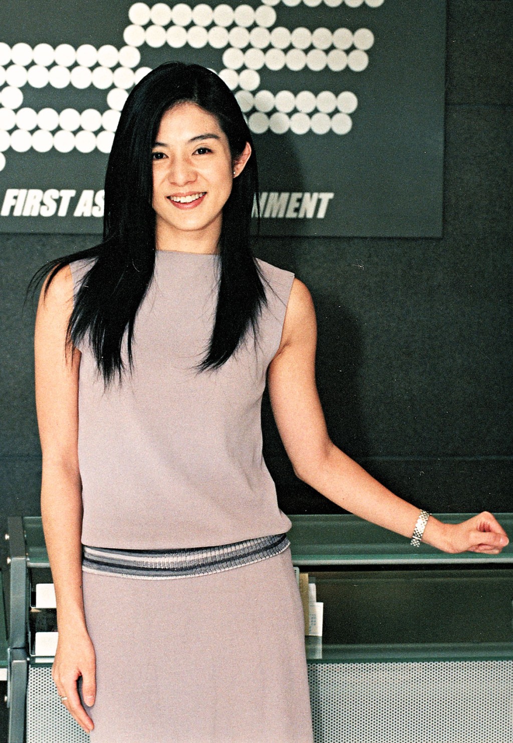 楊采妮在1997年突然引退，與新加坡籍男友邱韶智合作發展。