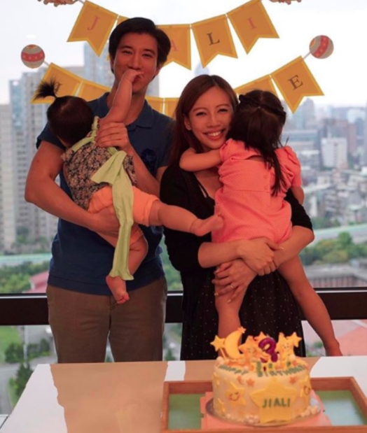 王力宏同老婆李靚蕾，育有兩女一仔。