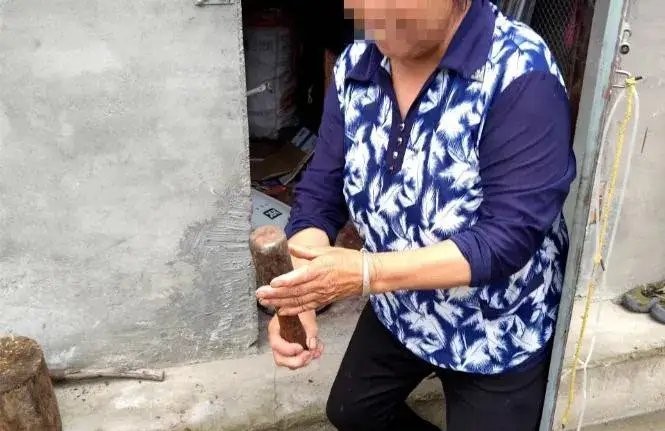 九旬婆婆使用20年的「鐵鎚」竟是手榴彈 。