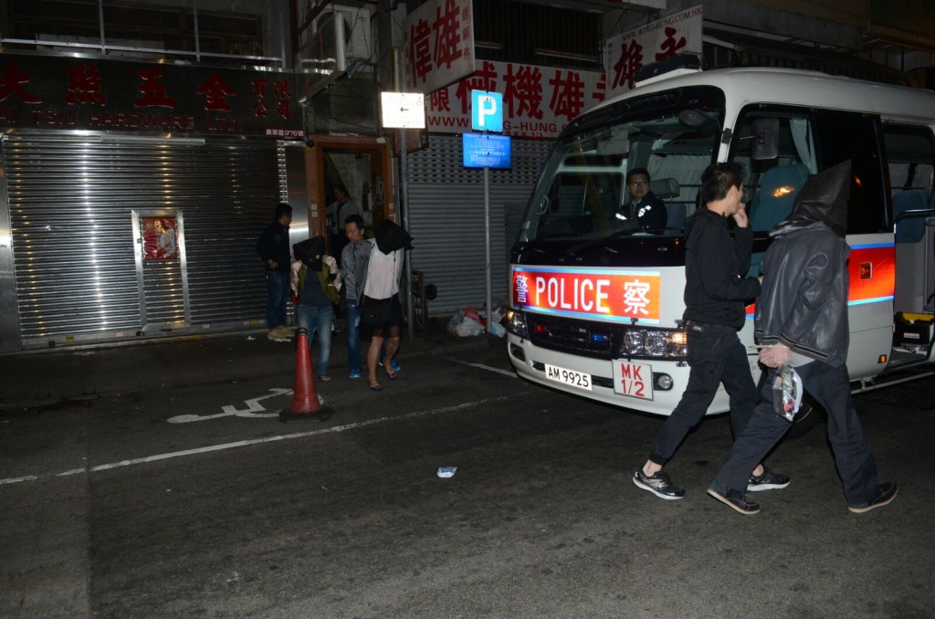 行動中共拘捕33名男女。