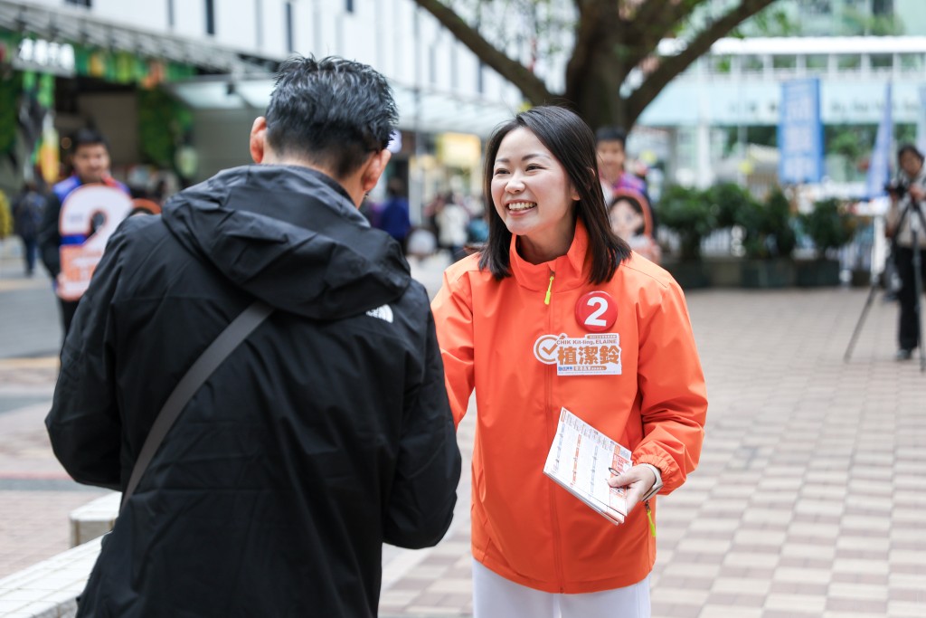 植潔鈴與街坊互動。