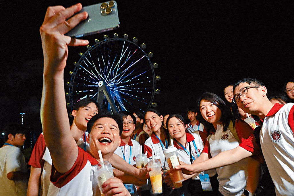 香港律师会会长汤文龙律师与年青人在摩天轮下,享受人气的水果茶,留下美好回忆。