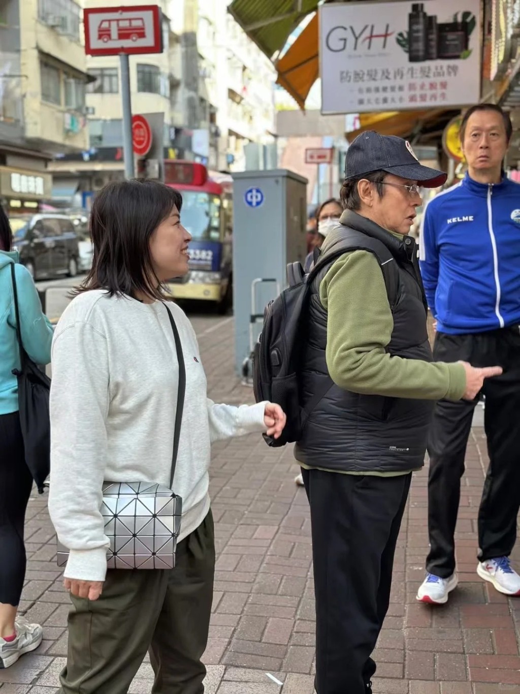 有網民前日（10日）在小紅書貼出巧遇譚詠麟的照片，見他穿上背心羽絨及長䄂衣服，加上內裏的底衫共有三件，似乎略顯怕冷虛弱。