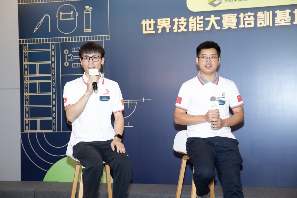 第44屆世賽砌磚項目金牌得主梁智濱(右)及第45屆世賽砌磚項目金牌得主陳子烽(左) 第44屆世賽砌磚項目金牌得主梁智濱(右)及第45屆世賽砌磚項目金牌得主陳子烽(左)