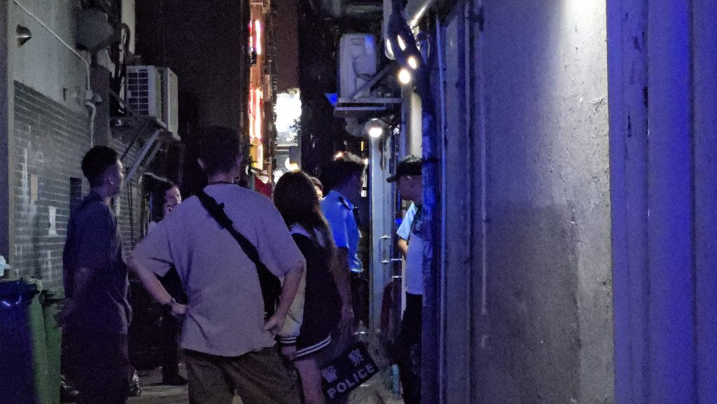 警員在後巷位置調查。