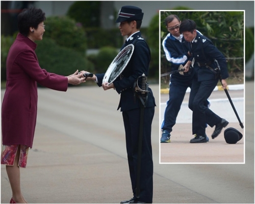 曾耀瑩獲施禮榮盾及榮譽警棍。小圖是曾耀瑩不適由同袍攙扶。