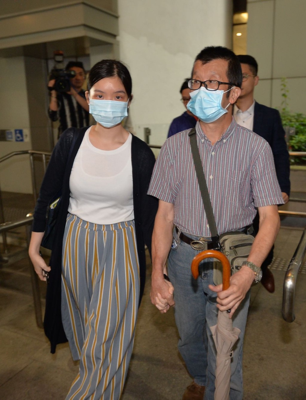 空姐謀殺案死者家屬死者細妹陳蔓禎(中) 死者父親陳億輝(右)