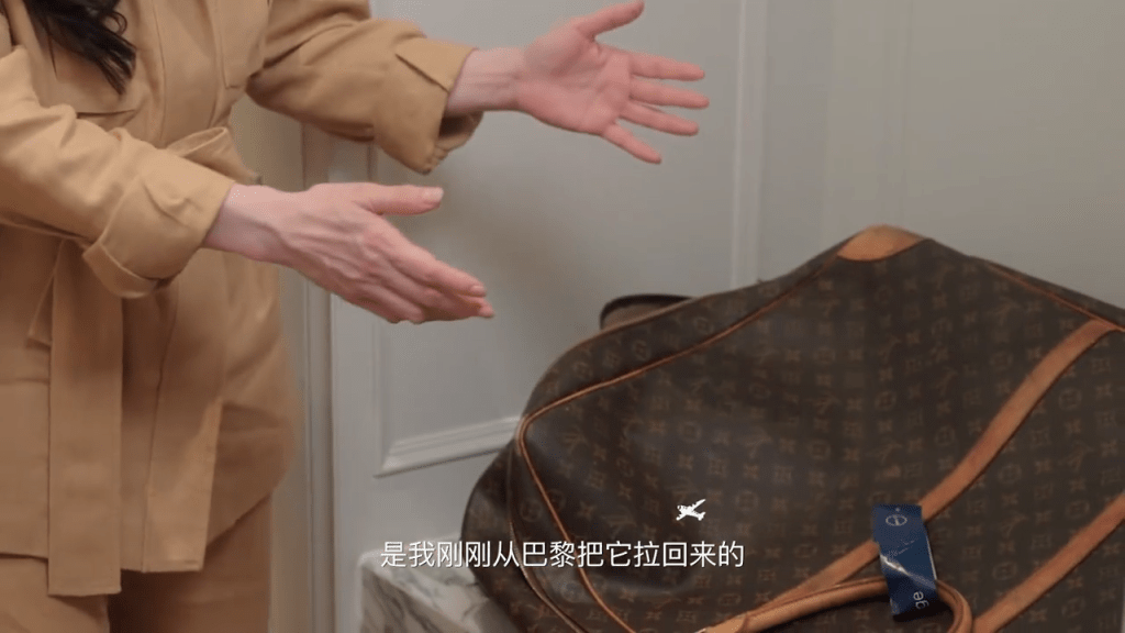 章小蕙率先展示從巴黎「空運」回來的兩個LV手提行李大袋。