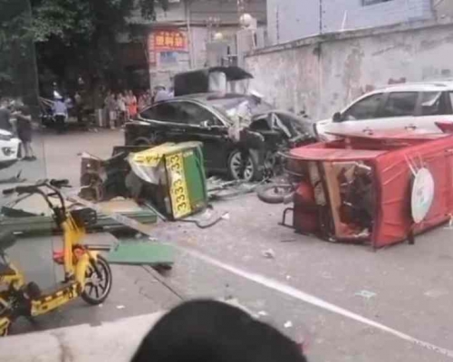 私家車連撞多車及路邊行人。網圖