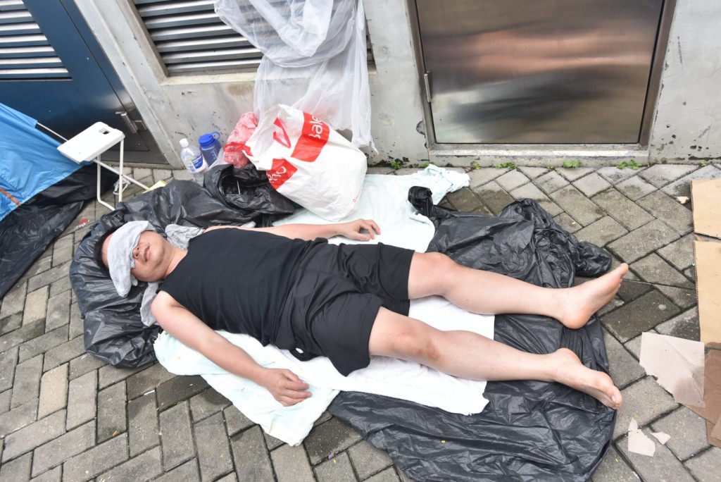 現場有多名歌迷等候開售