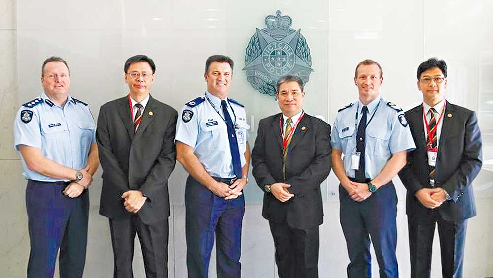 2013年香港代表團拜訪維多利亞助理警務處長(道路警務)Robert Hill(左三)。《警聲》圖片