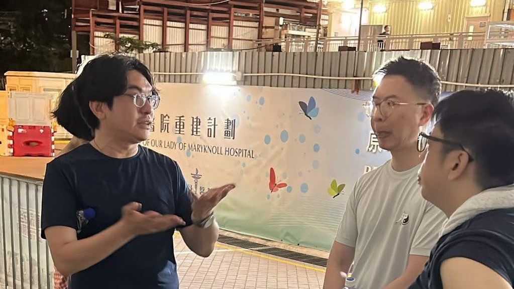 水務署署長黃恩諾到達現場了解維修工作進度。Facebook 滴惜仔 Water Save Dave 圖片