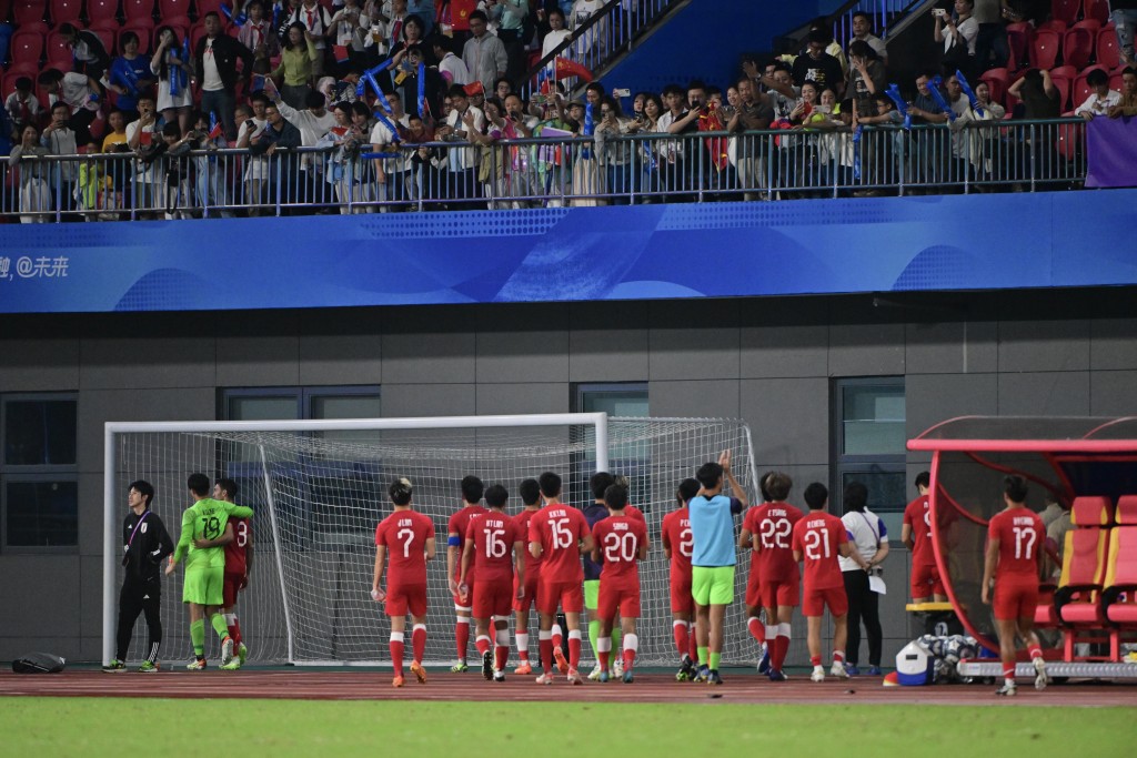 杭州亚运‧港队于男足4强0:4负日本。陈极彰摄