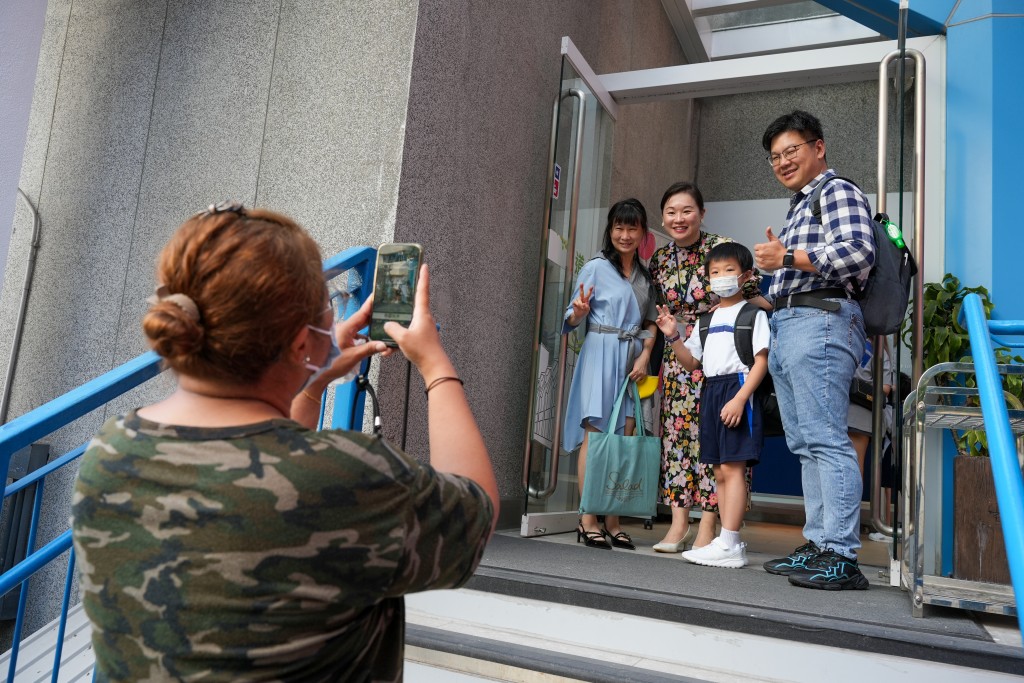 同學仔一家興奮地站在校門外合照，sweet！（圖片來源：《親子王》）