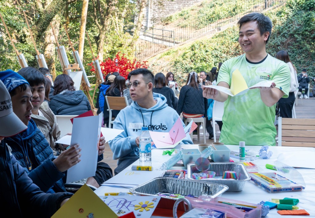 參與活動的人士透過畫畫、貼紙手工、玩敲擊樂、參與octaband集體遊戲等抒發內心感受。林定國fb