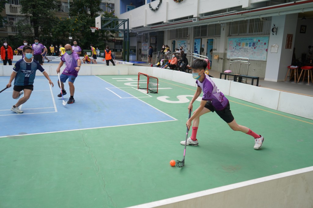 田偉洛（右一）代表學校家教會參加軟式曲棍球比賽。