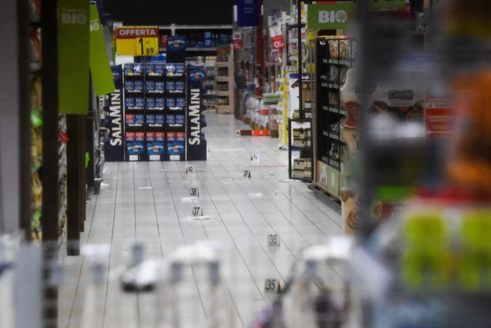 家樂福超級市場發生斬人案後，警方封鎖現場調查。路透
