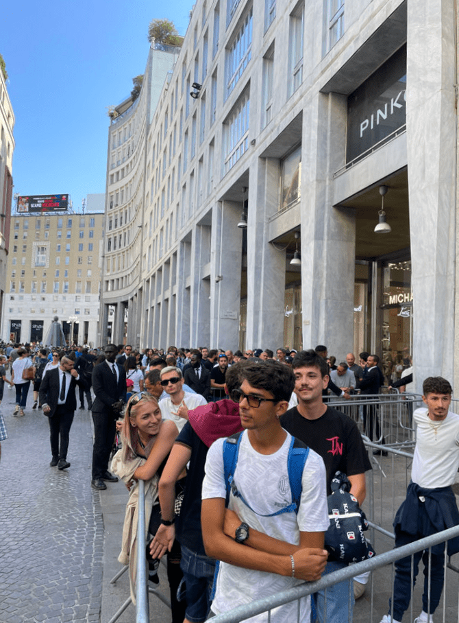 在意大利米蘭，有Swatch愛好者在位於米蘭大教堂旁邊的艾曼紐二世迴廊（Galleria Vittorio Emanuele II）商店街附近徹夜排隊。（彭博）