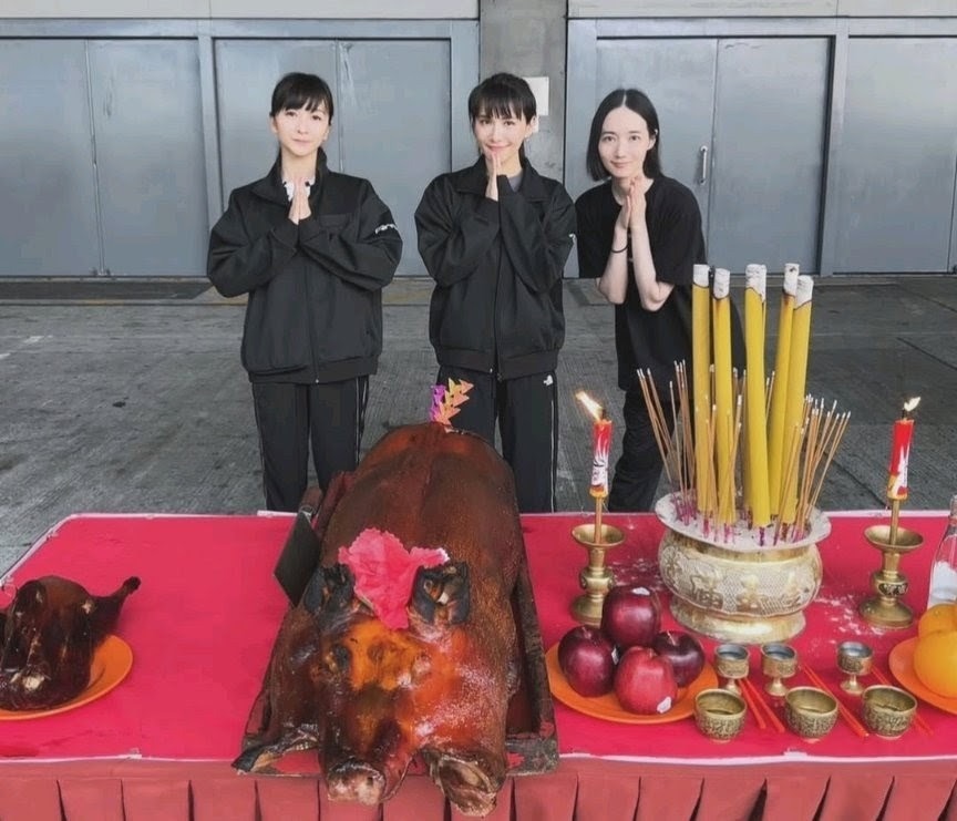 Perfume曾兩度來港開騷，去年6月在亞博開騷前更入鄉隨俗進行拜神儀式。