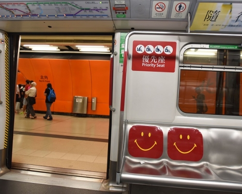 有网民称在港铁目击一名健步如飞的婆婆要求后生女让座，但遭一名「霸气男」阻止。资料图片
