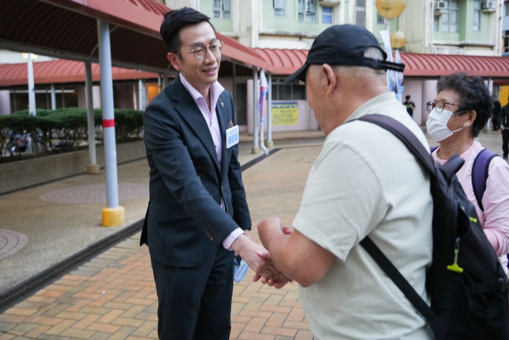 他又提到，自己曾擔任分區委員會主席等，地區治理的履歷完備。