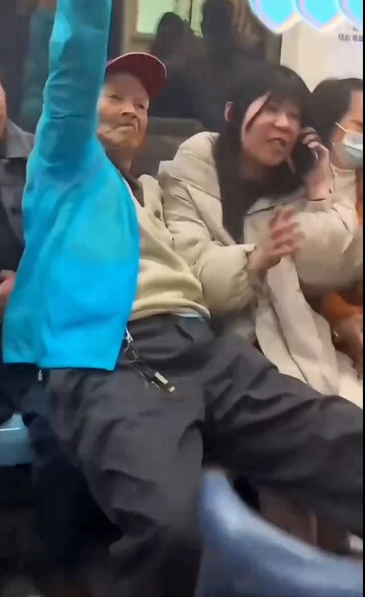 上海地鐵老翁強行坐在女乘客腿上。抖音