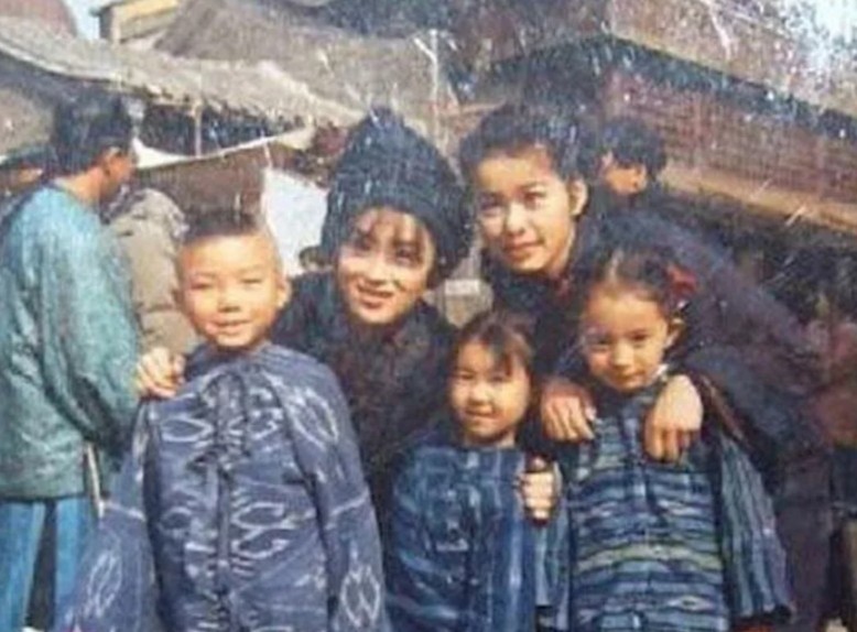 杨幂（右下一）儿时拍过周星驰电影《武状元苏乞儿》。