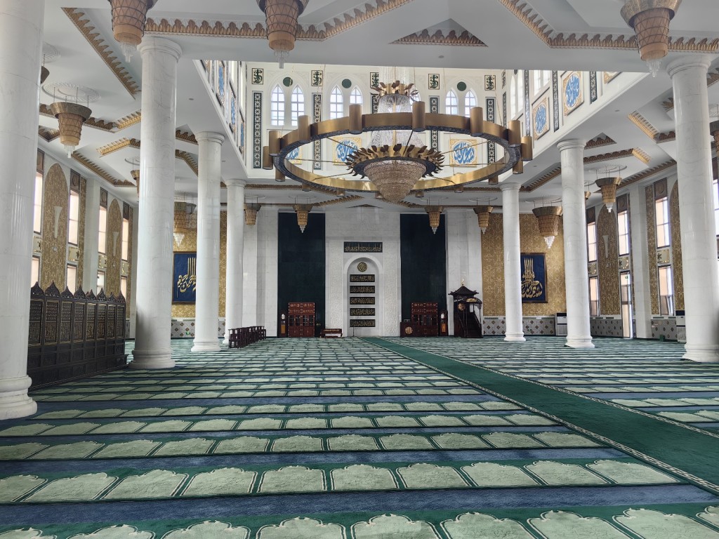 清真寺內裝飾華麗精美。（張言天攝）