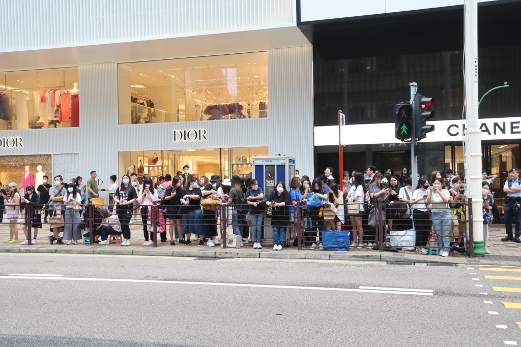 今日多位藝人出席BVLGARI旗艦店開幕，吸引數百名粉絲逼爆北京道、廣東道交界。