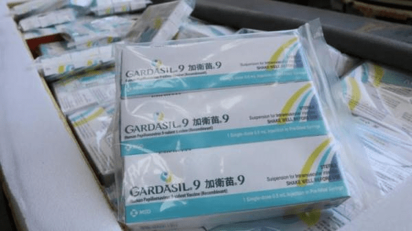 深圳灣海關關員，起獲180支HPV-9價疫苗，價值24萬元人民幣。
