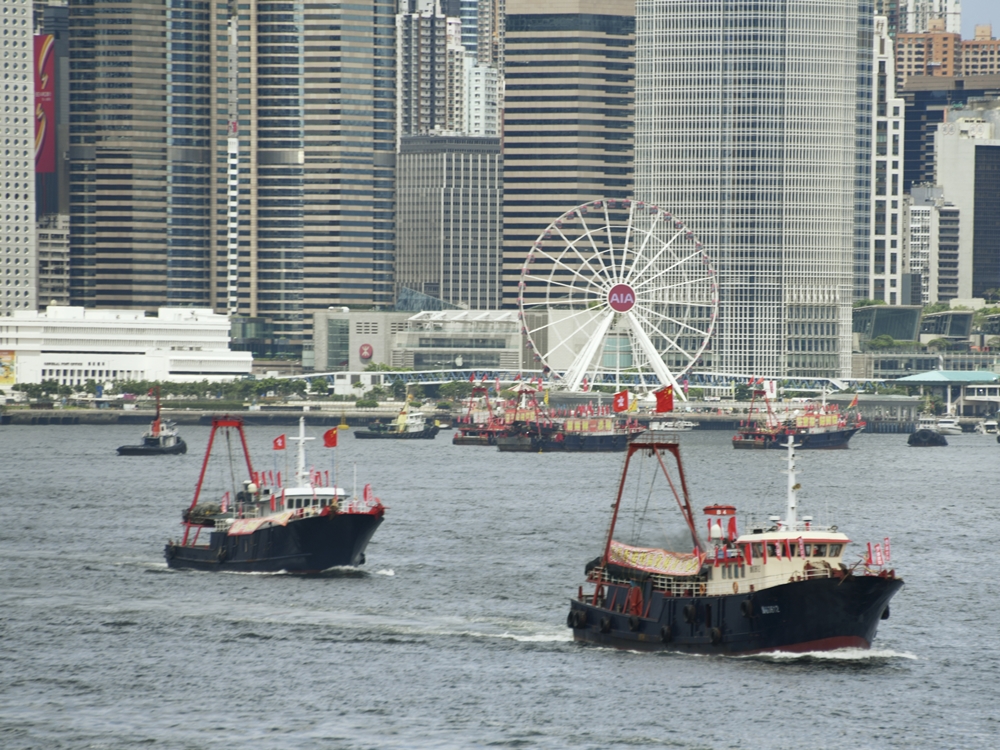 毛泽东的《满江红》中有两句：「一万年太久，只争朝夕」。看来在中央的眼中，处理香港局面，的确如此。