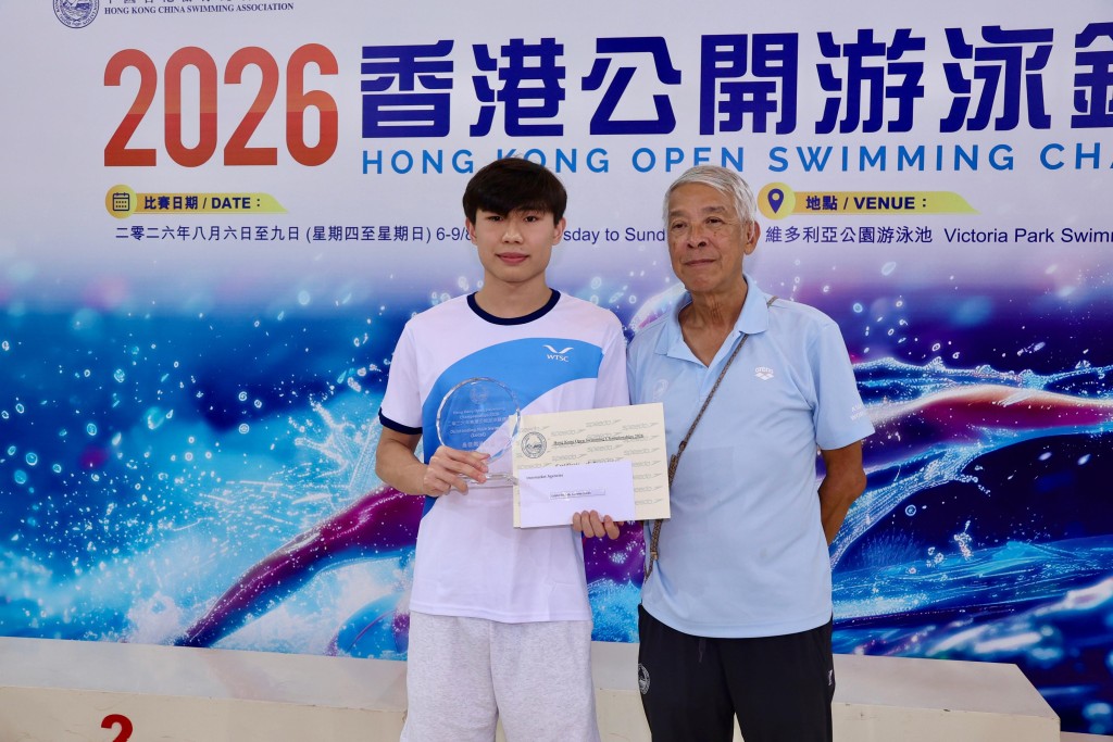 张智杰继去年同一个比赛后,再次夺得「最佳男泳员奖」。徐嘉华摄 张智杰继去年同一个比赛后,再次夺得「最佳男泳员奖」。徐嘉华摄