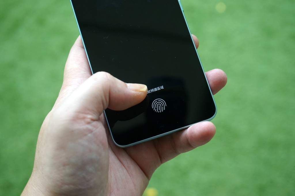 Xiaomi 12 Lite終於採用最方便的熒幕指紋，告別機側指紋解鎖。