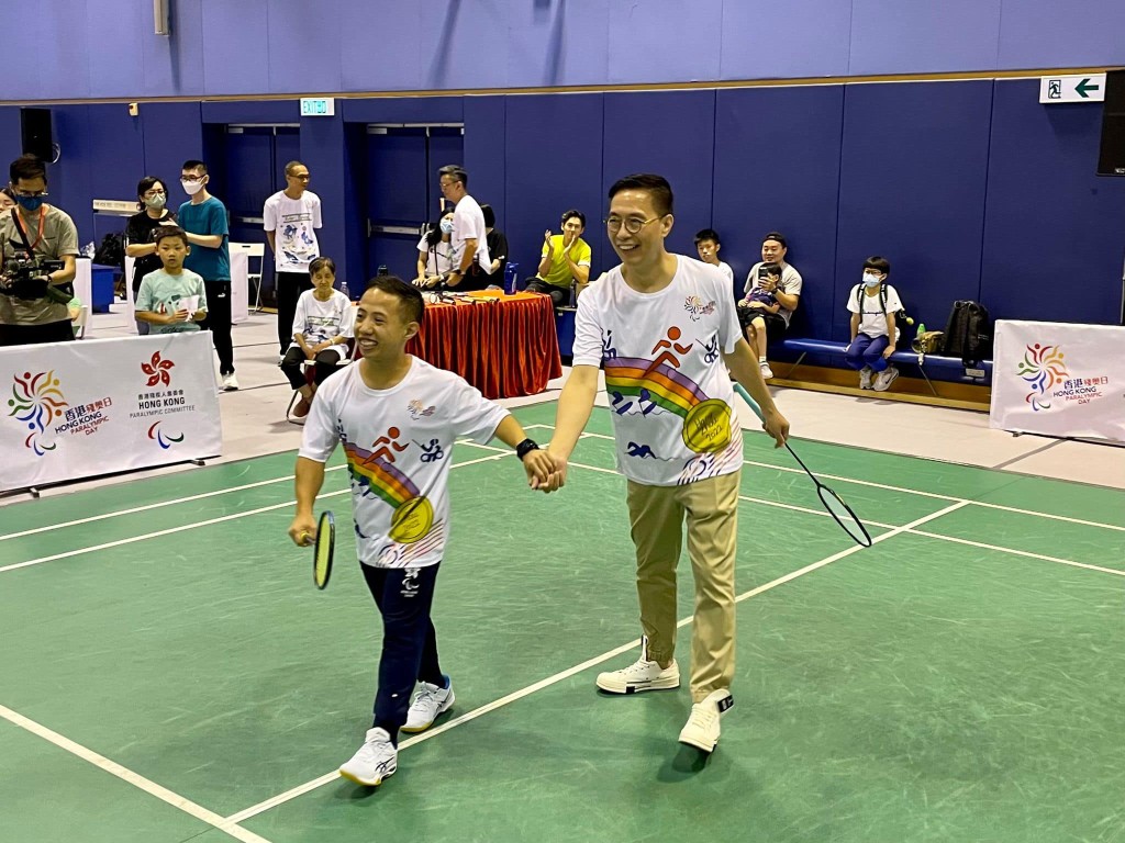 楊潤雄（右）與香港殘運羽毛球代表朱文佳表現合拍。楊潤雄fb