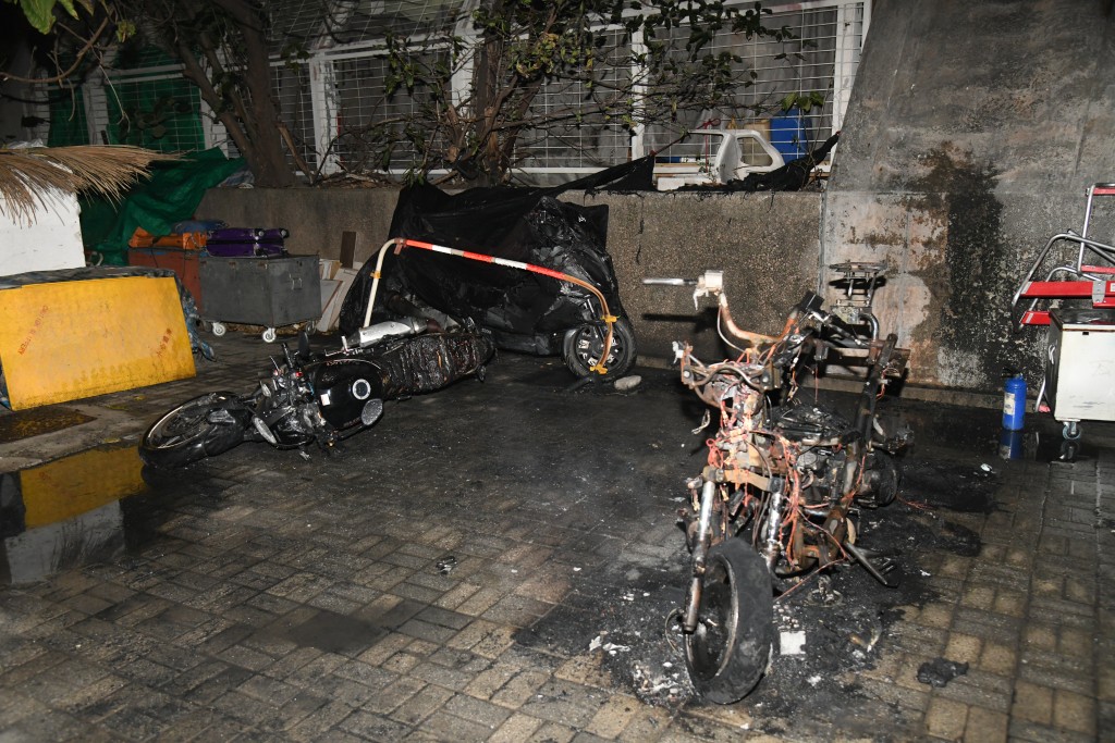 電單車被燒剩支架。李家傑攝
