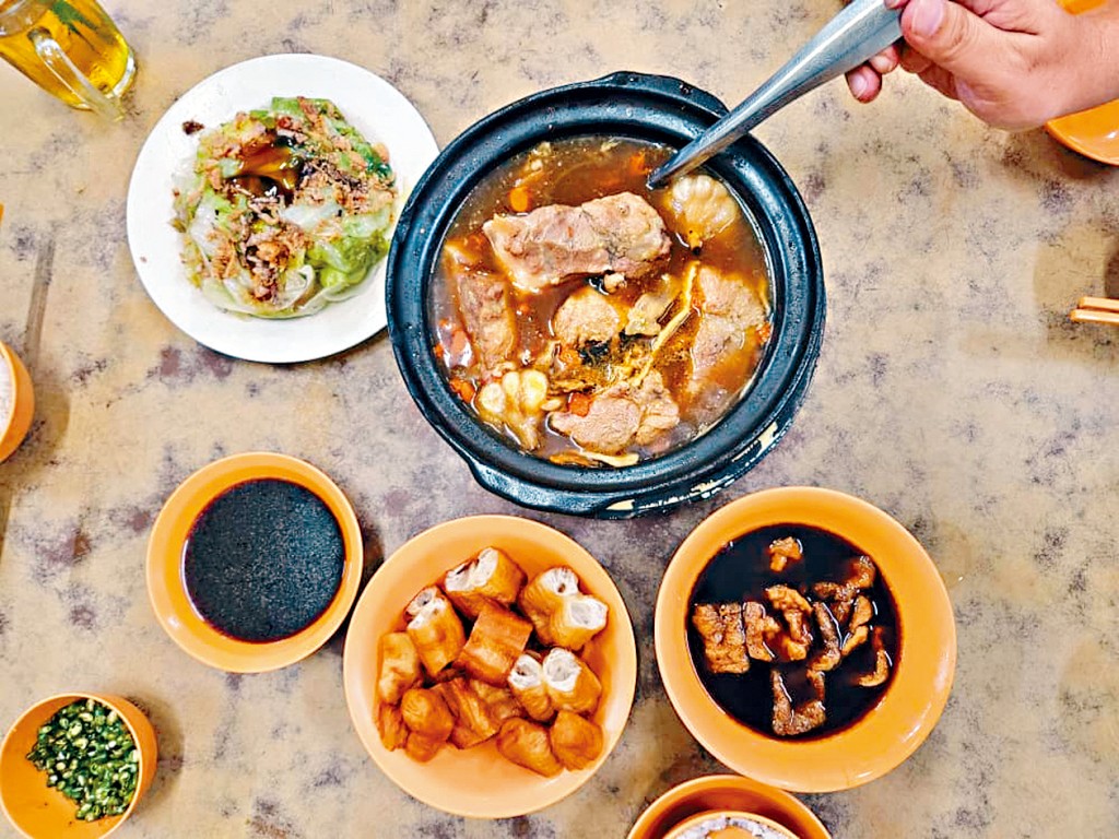 被觀光客列為指定打卡美食的肉骨茶大餐。