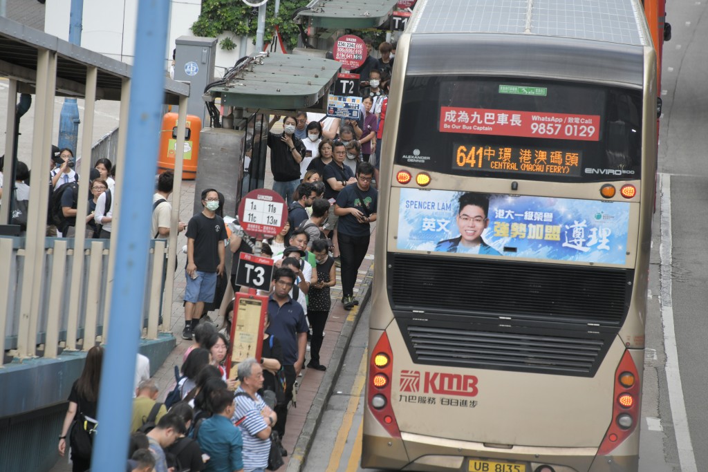 大批市民在巴士站候车，准备回家。