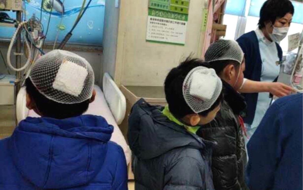 小學生到醫院接受治療。網上圖片