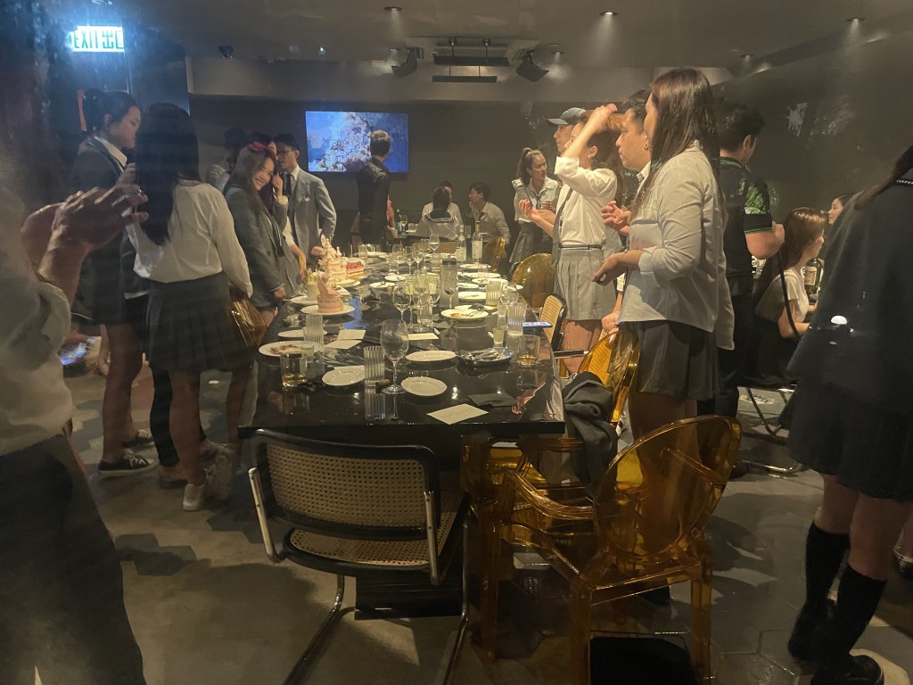 2021年，邝洁楹曾在富二代男友Ricky Yung开设的餐厅大搞校服生日派对。