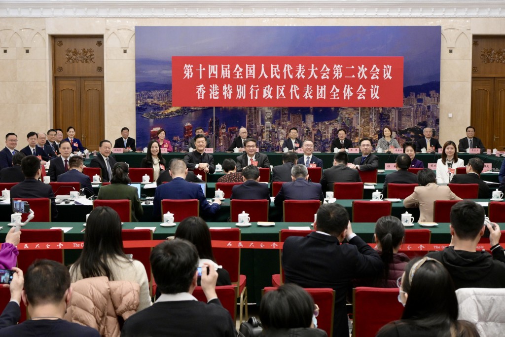 港区全国人大代表团下午在北京人民大会堂香港厅举行全体会议。苏正谦摄 