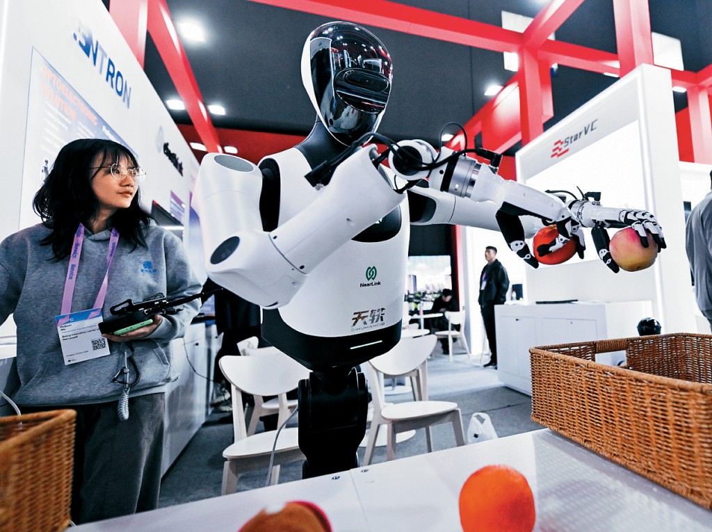 本月赴西班牙參展的北京人形機械人，示範分揀技術。