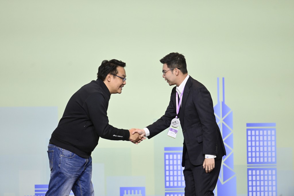 譚鎮國(右)。 譚鎮國(右)。